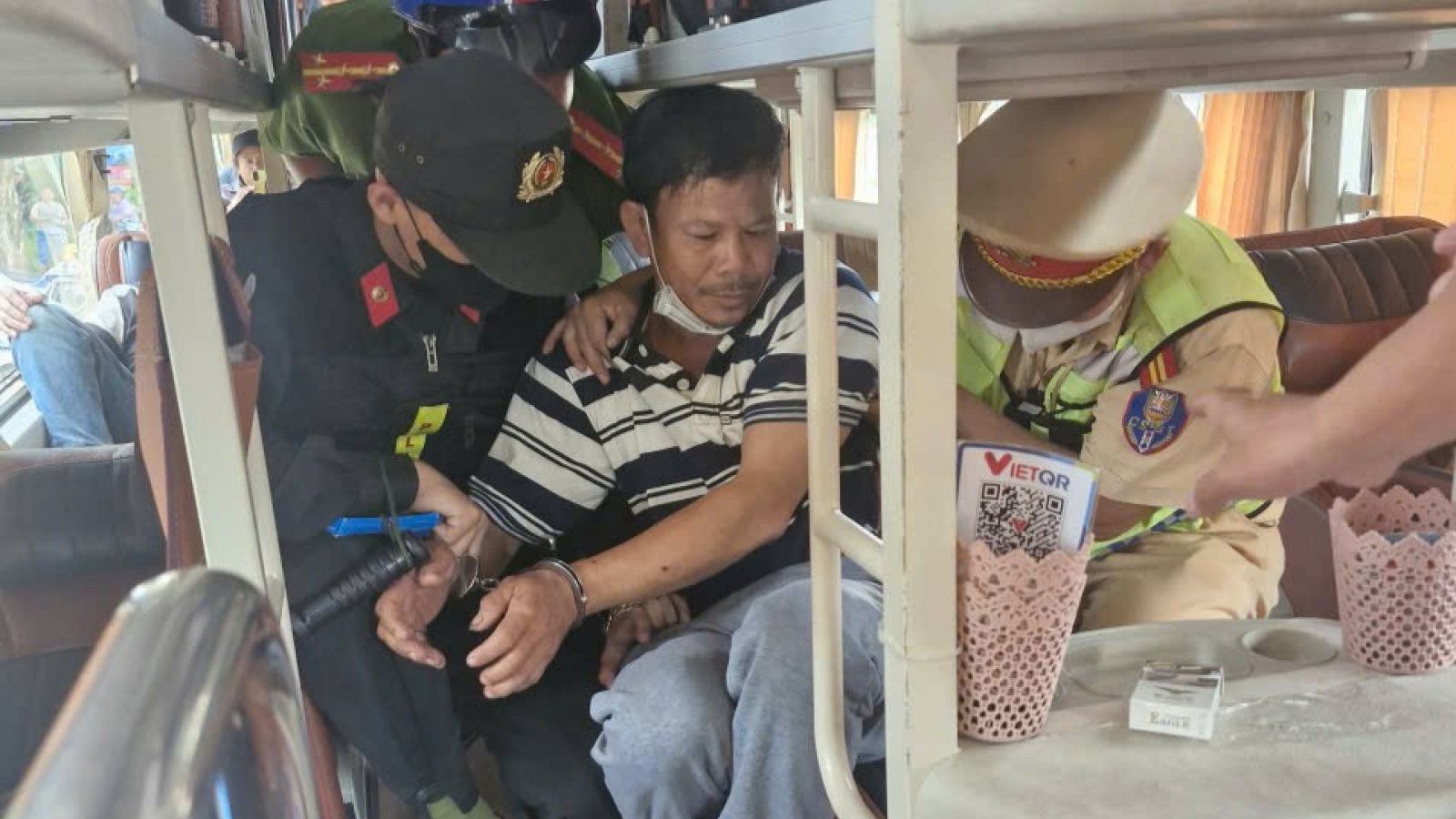Bắt nghi phạm giết người đang lẩn trốn trên xe khách