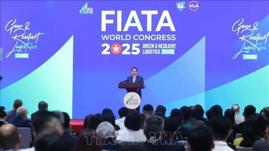 Vietnam ready to be reliable partner of global logistics business community: PM