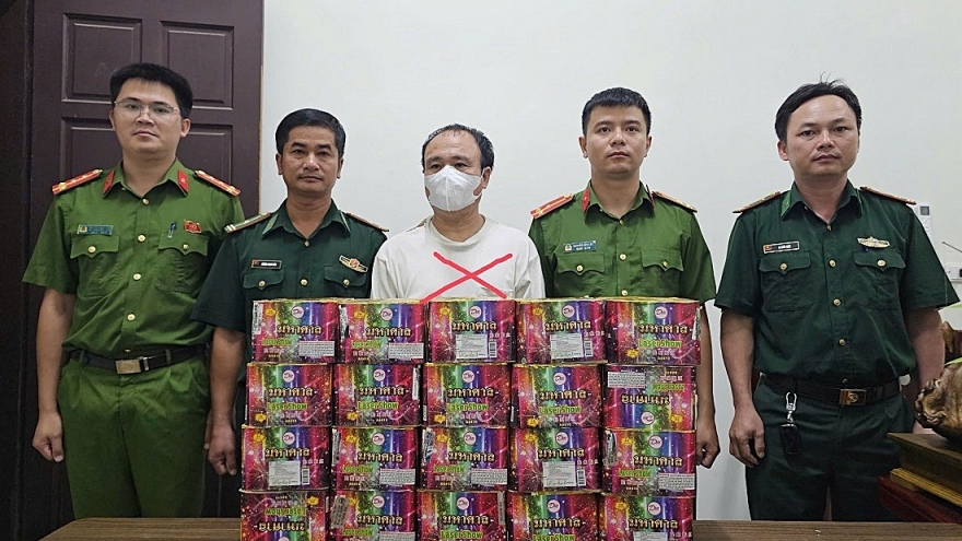 Khởi tố nam thanh niên ở Nghệ An tàng trữ 20 khối pháo trái phép