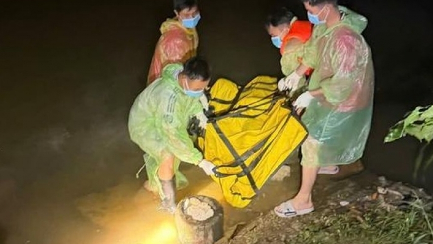 Thi thể nam giới nổi trên sông ở Huế, có chữ "TeamViewer" trên áo