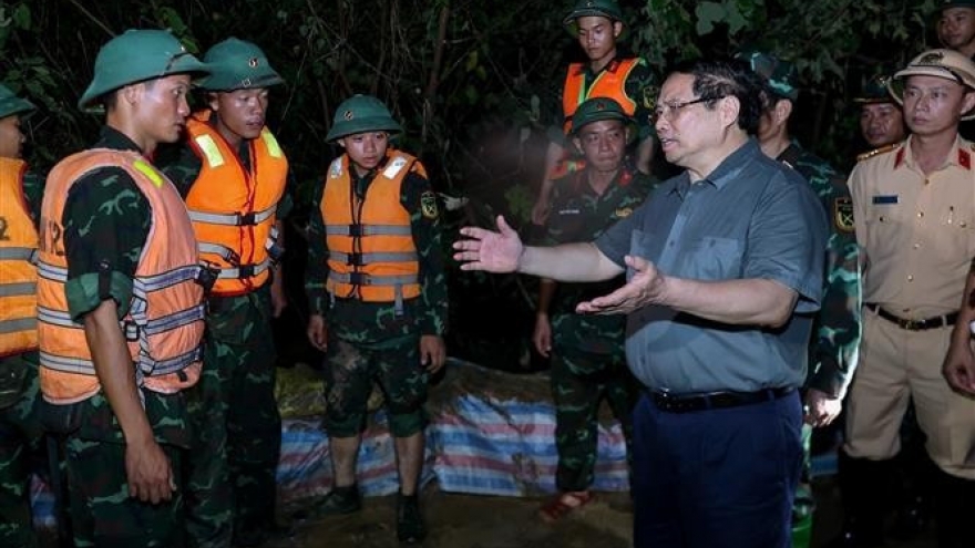 PM inspects flood response in Hanoi’s riverside areas overnight