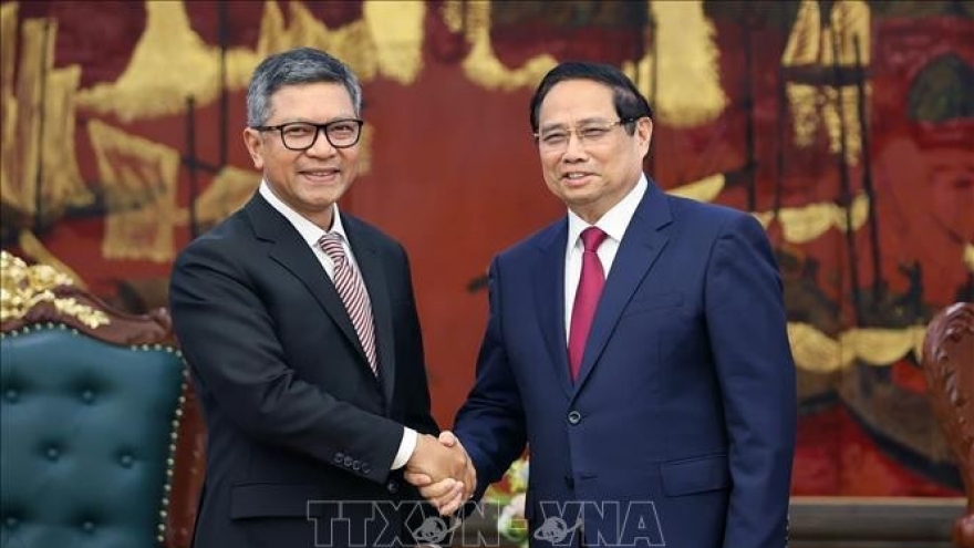 PM receives outgoing ambassadors of Indonesia, Singapore