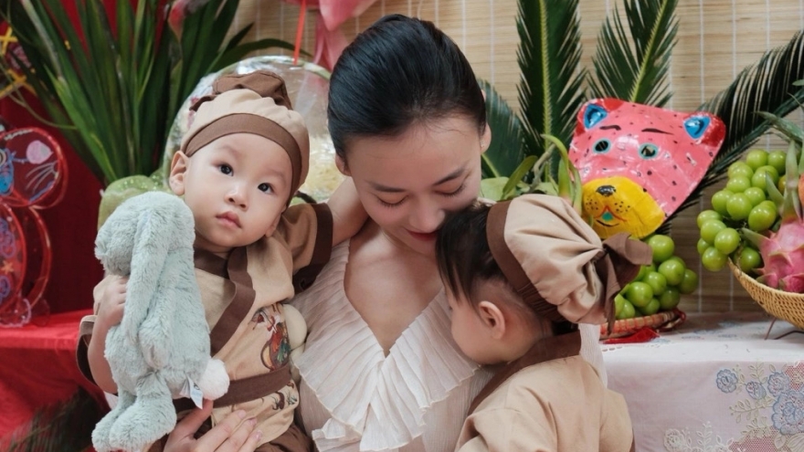 Sao Việt 4/10: Phương Oanh cùng con song sinh đón Trung thu đầu tiên ở trường