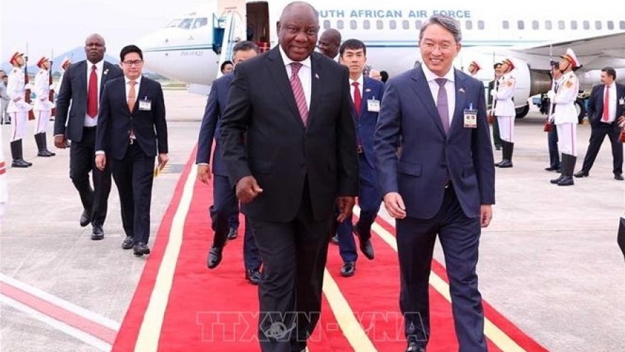 South African President arrives in Hanoi for state visit to Vietnam