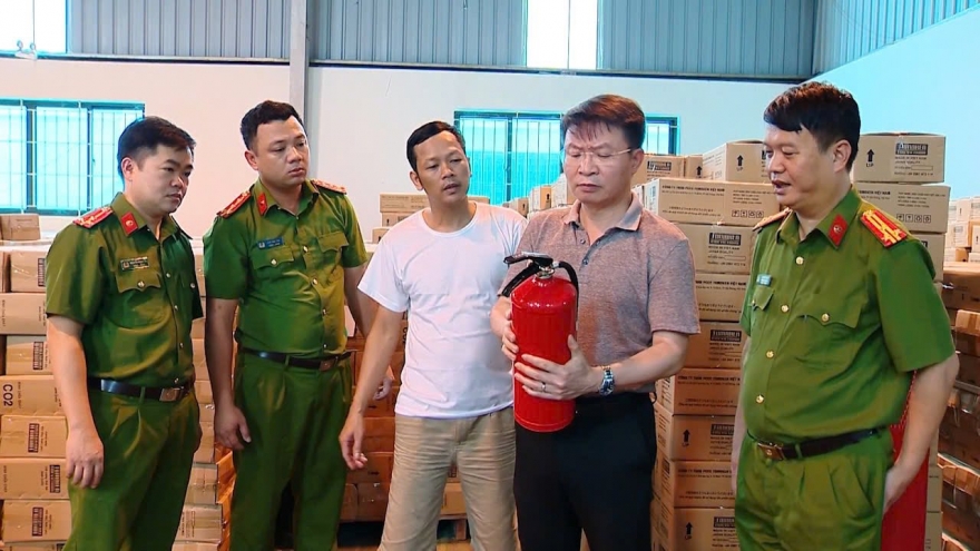 Bên trong công ty sản xuất hàng triệu bình chữa cháy giả ở Phú Thọ