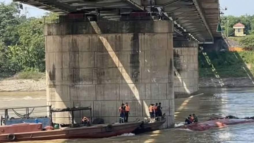 Thợ lặn tiếp cận tàu chìm tại chân cầu Việt Trì tìm 2 vợ chồng chủ tàu mất tích