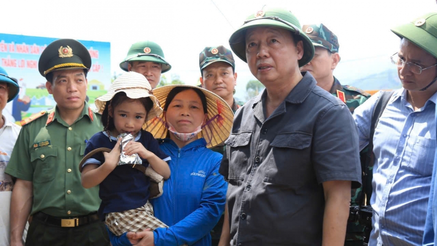 Phó Thủ tướng Trần Hồng Hà thăm hỏi người dân vùng lũ Việt Hồng của Lào Cai