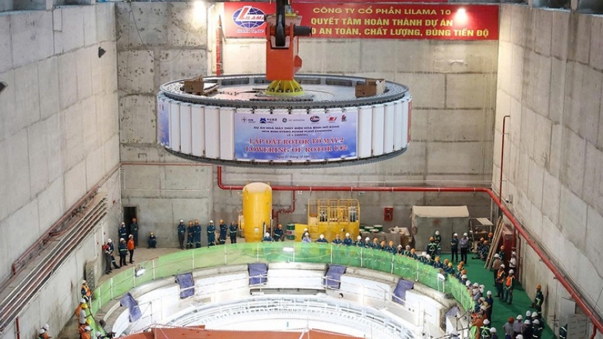 Rotor for 2nd turbine successfully installed at Hoa Binh hydropower expansion project