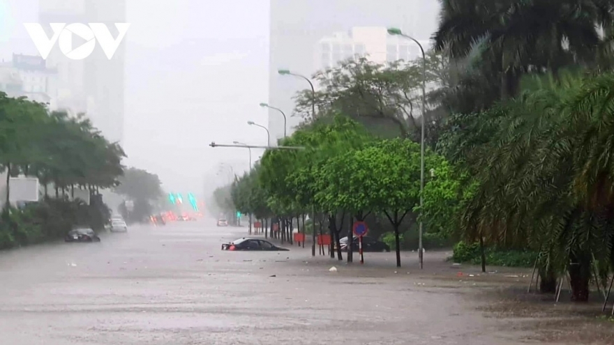 Cảnh báo mưa lớn và dông mạnh ở Hà Nội, nguy cơ ngập úng, gãy đổ cây, mất an toàn