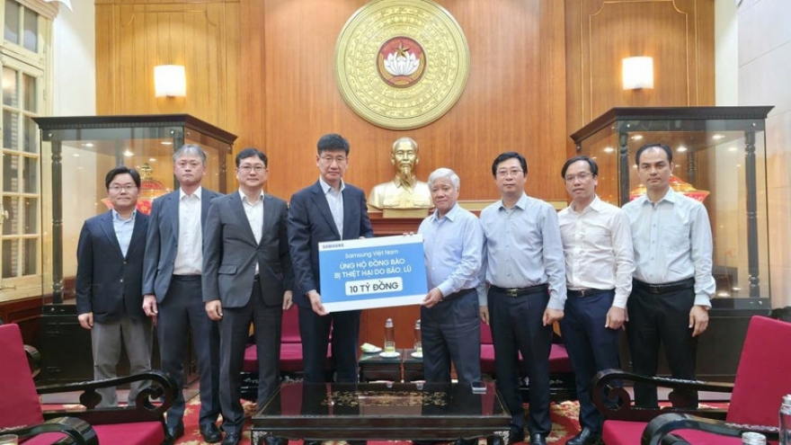 Samsung Vietnam donates VND10 billion to support flood victims