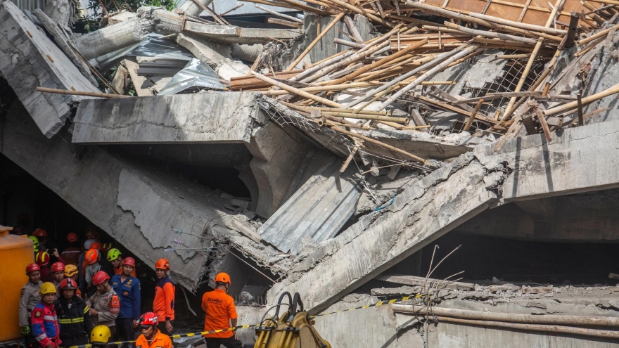 Indonesia chạy đua với thời gian tìm kiếm nạn nhân vụ sập trường học