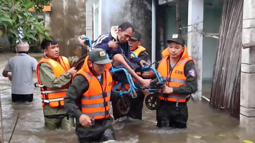 Cảnh sát cơ động xuyên đêm di dời người dân vùng ngập lụt