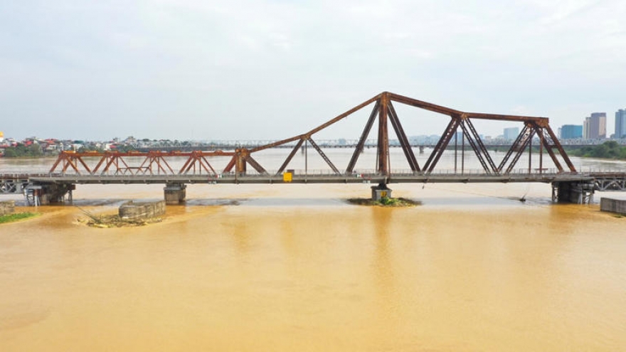 Lũ sông Hồng ở Hà Nội lên trên báo động 1