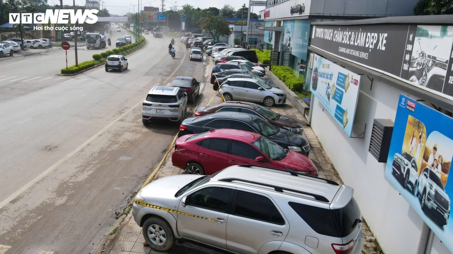 Ô tô thành cục sắt sau ngập lũ, chủ xe khốn đốn với chi phí sửa tốn trăm triệu