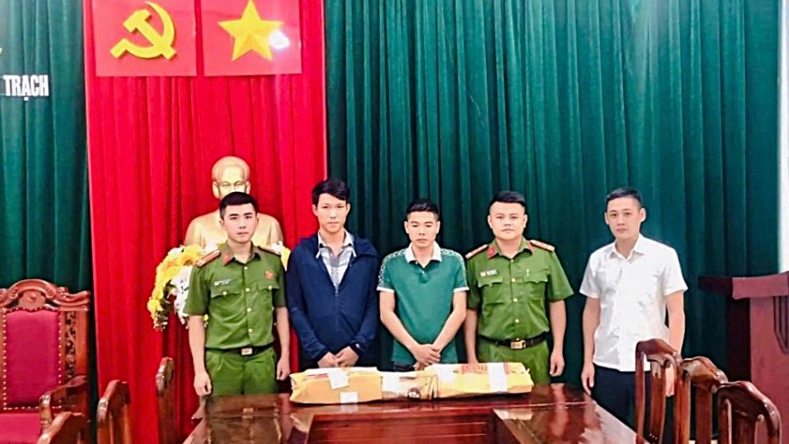 Dùng súng hơi khí nén đi bắn chim, 2 người bị khởi tố