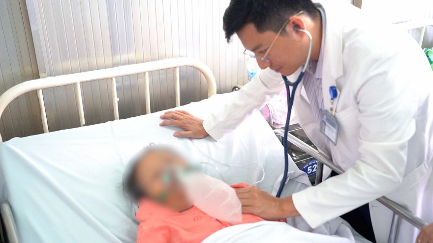 Cứu sống người phụ nữ 70 tuổi bị "chết đuối trên cạn" do suy tim