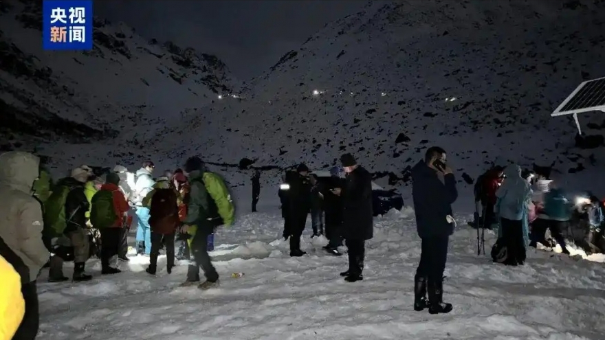 Gần 1.000 người mắc kẹt trên núi Everest ở Tây Tạng