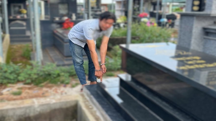 Đập phá mộ vì mâu thuẫn cá nhân