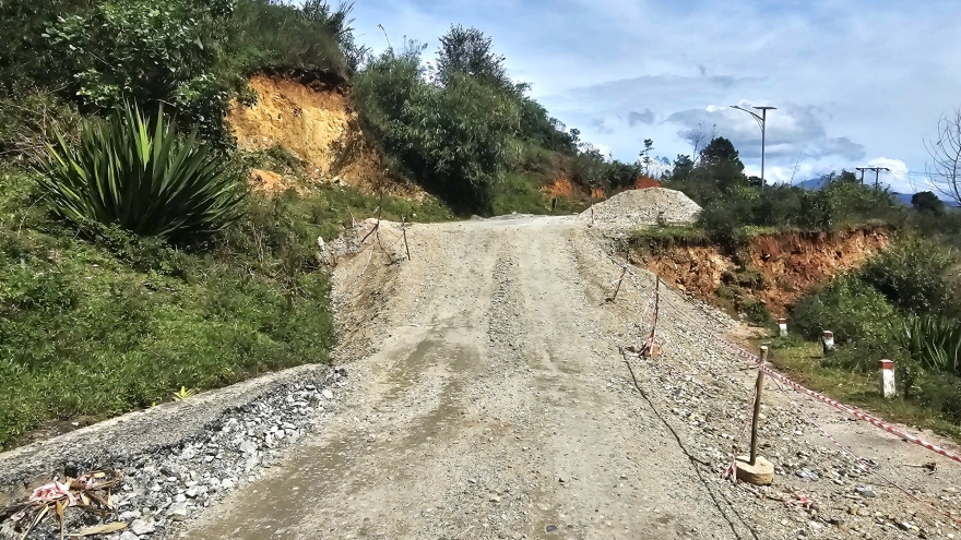 Quốc lộ 40B qua miền núi Quảng Ngãi hư hỏng, nhiều điểm sạt lở taluy dương