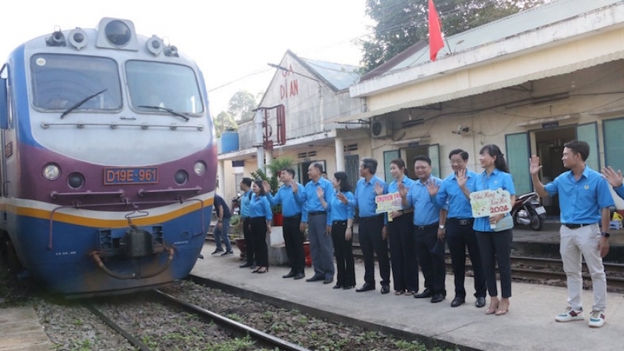 Tặng 500 vé máy bay, 2.000 vé tàu cho người lao động về quê ăn Tết