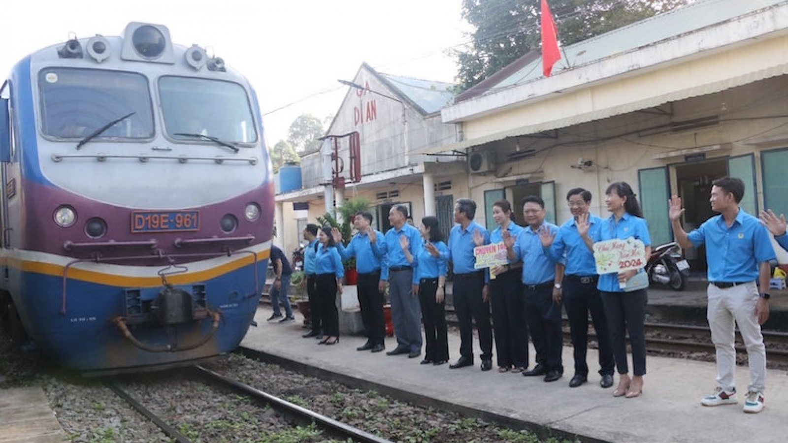 Tặng 500 vé máy bay, 2.000 vé tàu cho người lao động về quê ăn Tết