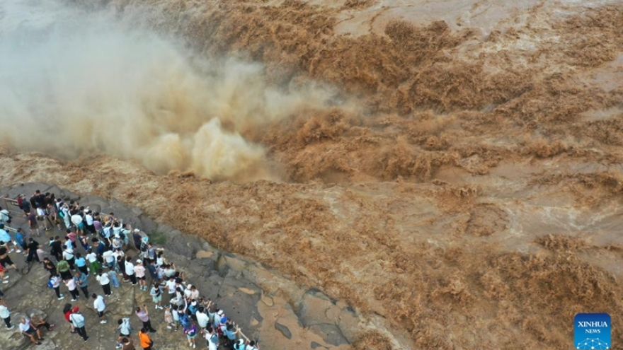 Sông dài thứ hai Trung Quốc đón trận lũ lớn đầu tiên trong năm