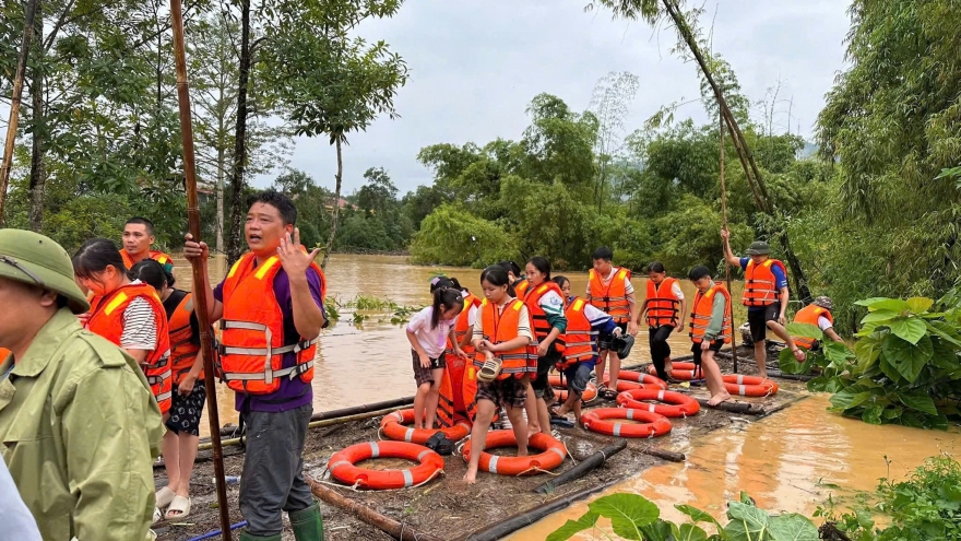 Hàng trăm học sinh ở Thái Nguyên bị cô lập do nước lũ