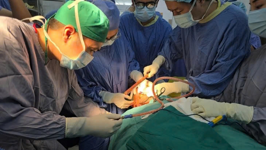 Nam sinh thoát chết sau khi bị thanh sắt đâm xuyên đầu