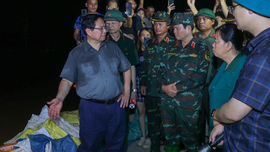 Thủ tướng thị sát vùng ngập ngoại thành Hà Nội, yêu cầu sẵn sàng di dời 30.000 dân