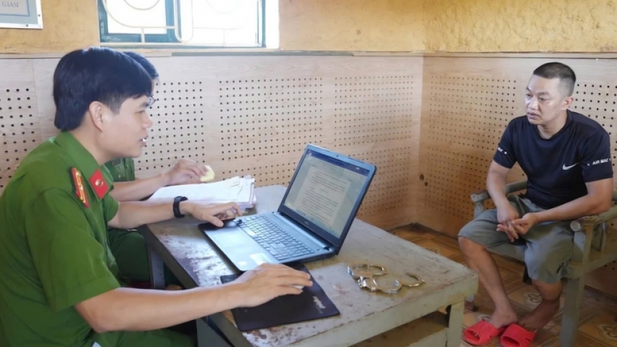 Thuê ô tô tự lái, làm giả giấy tờ rồi mang đi cầm cố