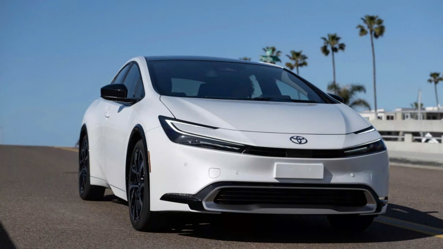 Toyota Prius và Land Cruiser giảm mạnh doanh số tháng 9