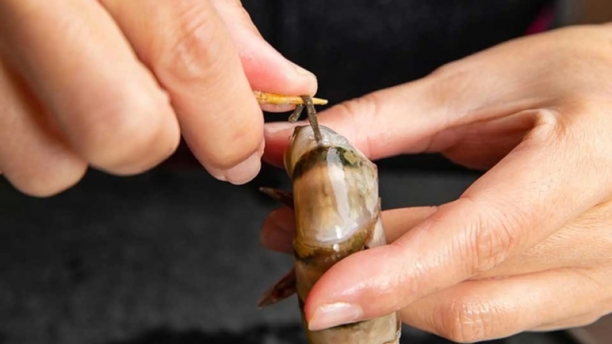 Ăn đường chỉ đen trên lưng tôm có hại không?