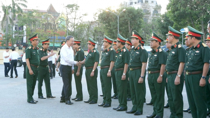 Tổng Bí thư: Dù vũ khí trang bị hiện đại đến đâu thì con người vẫn là quyết định