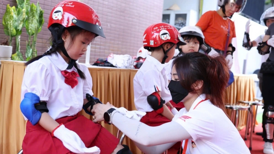 Honda Việt Nam trao mũ bảo hiểm cho học sinh lớp Một tại khu vực miền Trung