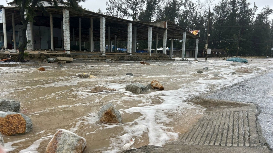 Triều cường dâng cao, nhiều nhà hàng ven phá Tam Giang ở Huế bị uy hiếp