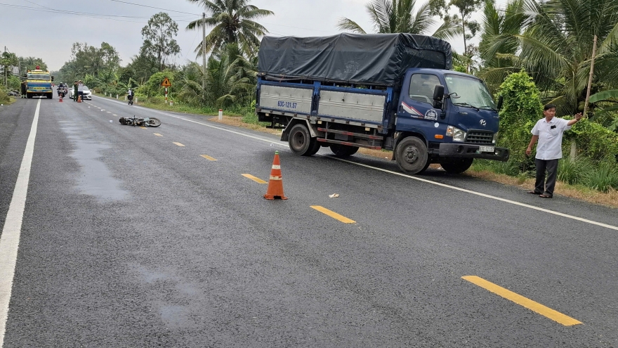Xe mô tô băng qua đường va chạm với ô tô làm một người tử vong