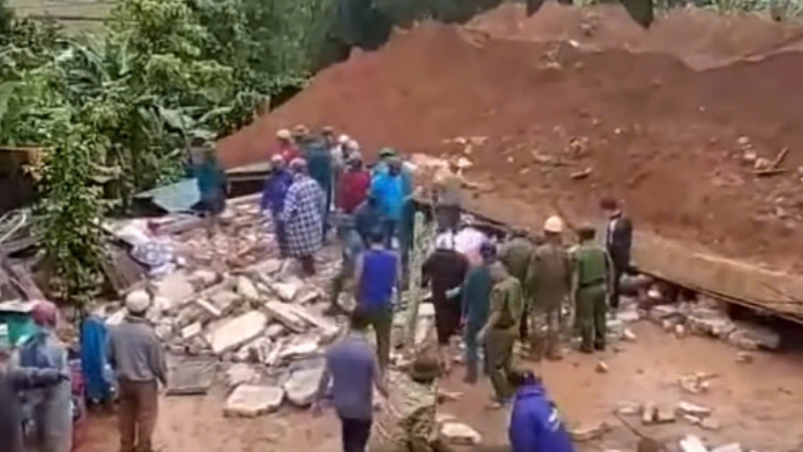 Tường đổ sập đè lên nhà hàng xóm khiến 5 người thương vong