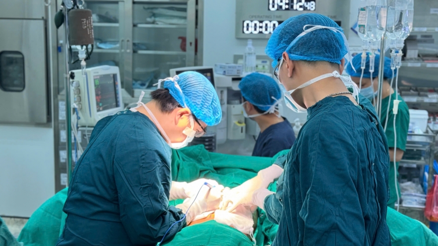 Cắt bỏ khối u gan khổng lồ, cứu sống bệnh nhân trẻ 36 tuổi