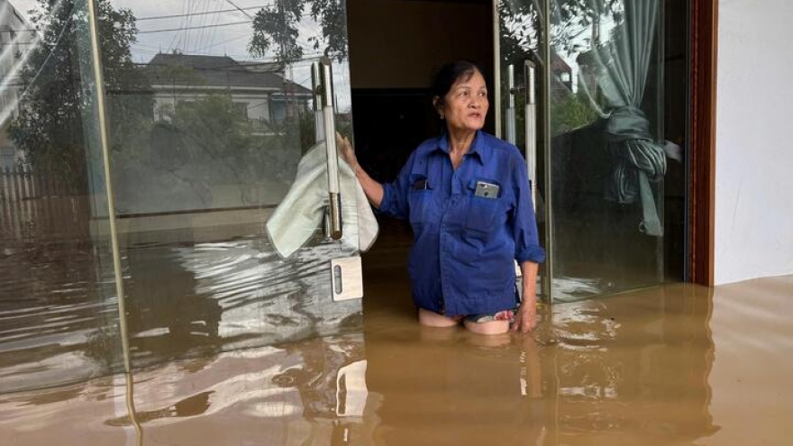 Con gái bật khóc tìm cha mẹ già mất liên lạc giữa ngập lụt ở Thái Nguyên