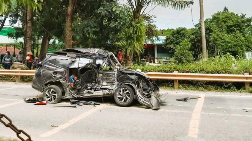 Va chạm giữa xe đầu kéo và ô tô con, một người tử vong