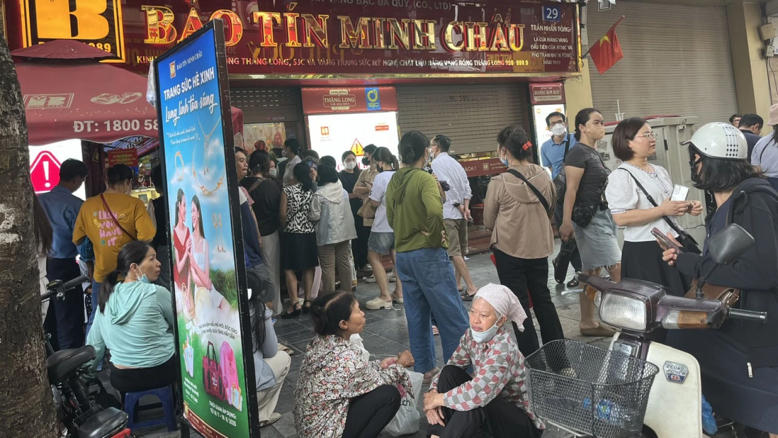 Giá vàng hôm nay chạm đỉnh, người tranh thủ chốt lãi, người xếp hàng chờ mua
