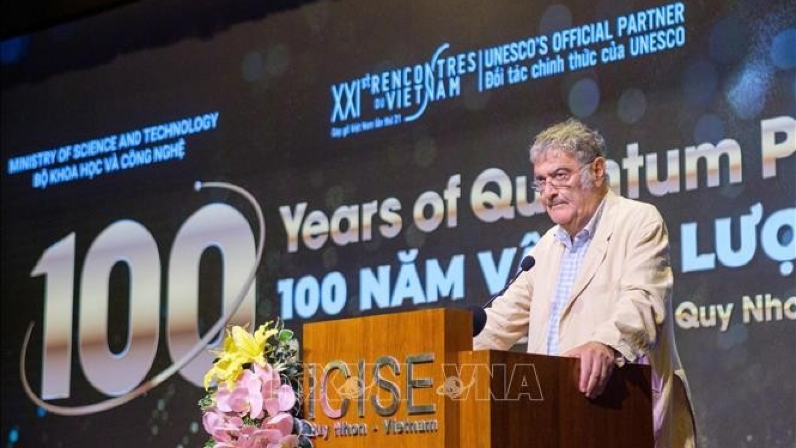 Nobel Laureate joins scientists for international quantum physics conference in Vietnam