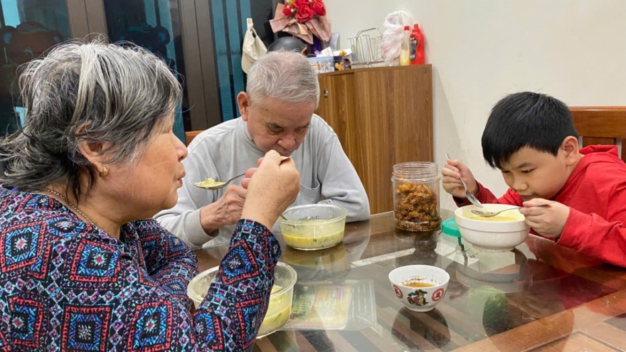 Khi già cha mẹ sống cùng con cái hay vào nhà dưỡng lão?