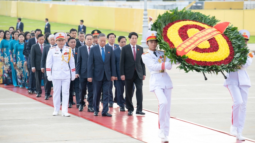 Đại biểu Quốc hội vào Lăng viếng Chủ tịch Hồ Chí Minh