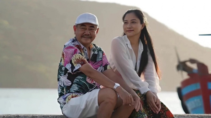 Sao Việt 15/10: NSND Việt Anh và bạn gái 9X kém 36 tuổi đã đăng ký kết hôn