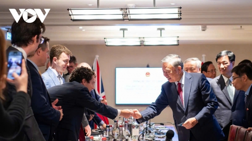 Vietnamese Party chief attends seminar on AI, technology in London