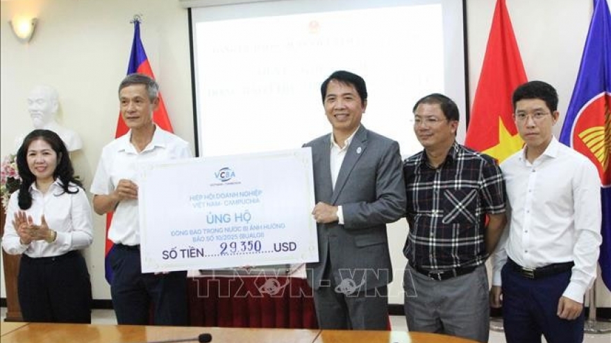 Vietnamese community in Cambodia joins hands to support flood victims at home