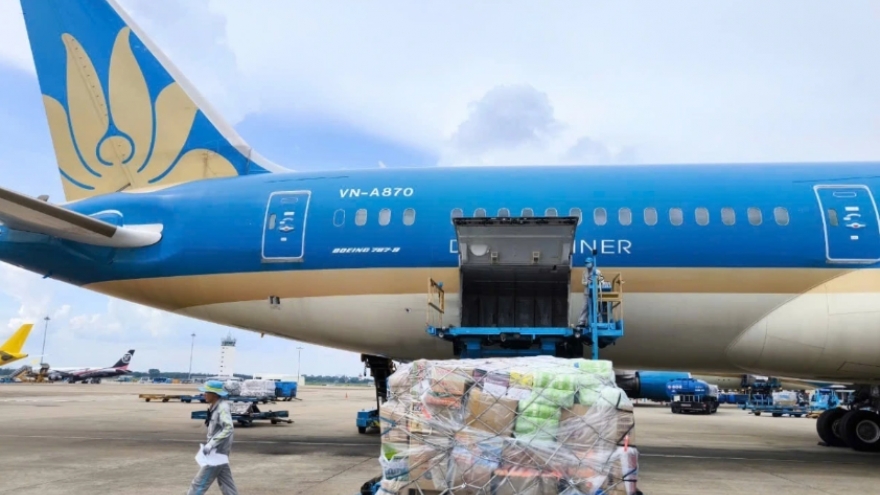 Vietnam Airlines offers free transport of relief supplies to central Vietnam
