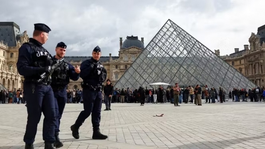Thêm 5 nghi phạm bị bắt trong vụ trộm tại bảo tàng Louvre