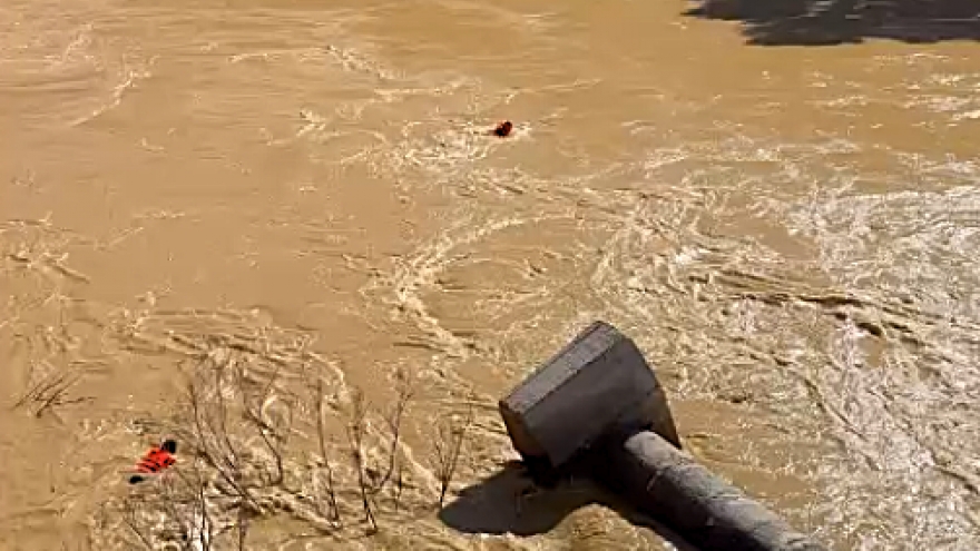 Vượt lũ qua sông làm ròng rọc cứu trợ hơn 1.400 người dân bị cô lập ở Nghệ An